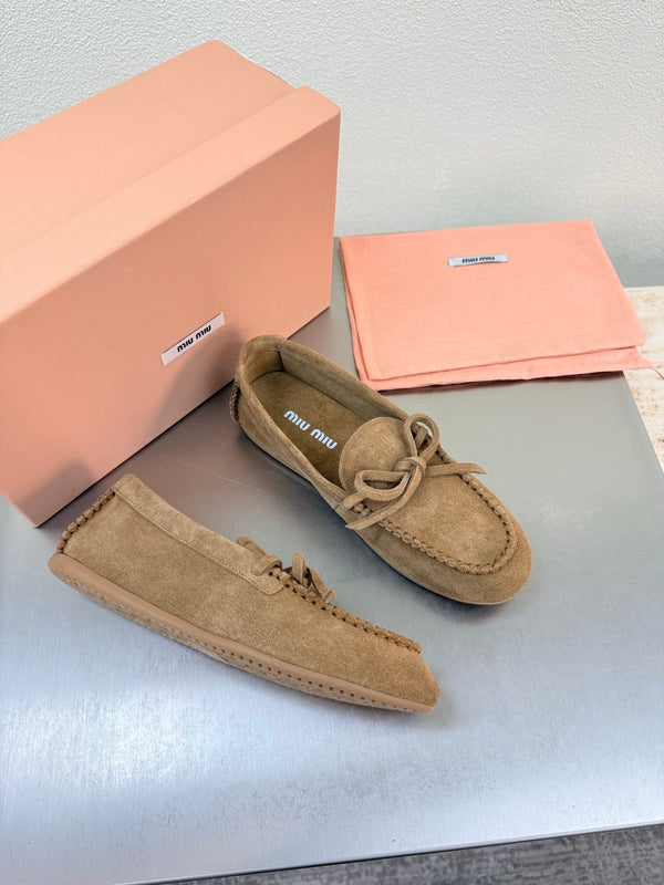 Mocassins à logo Miu en daim kaki 693517