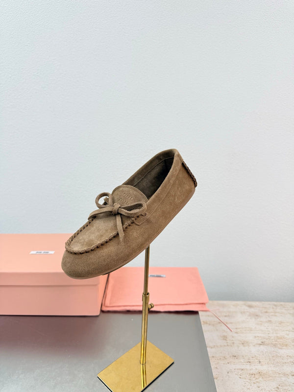 Mocassins à logo Miu en daim kaki 693517