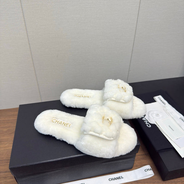 Chanel 25 Slipper White Smooth Lambwool 465603