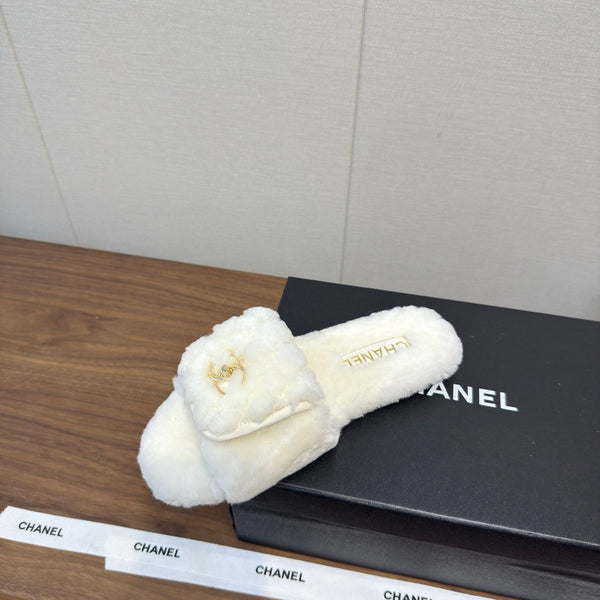 Chanel 25 Slipper White Smooth Lambwool 465603