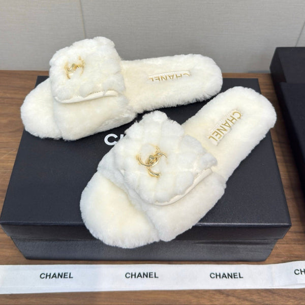 Chanel 25 Slipper White Smooth Lambwool 465603