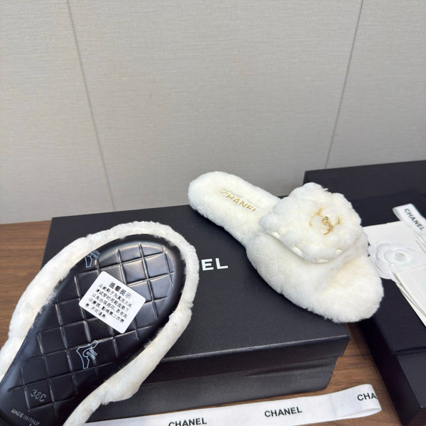 Chanel 25 Slipper White Smooth Lambwool 465603