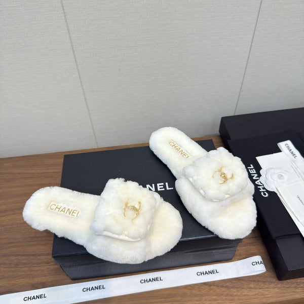 Chanel 25 Slipper White Smooth Lambwool 465603