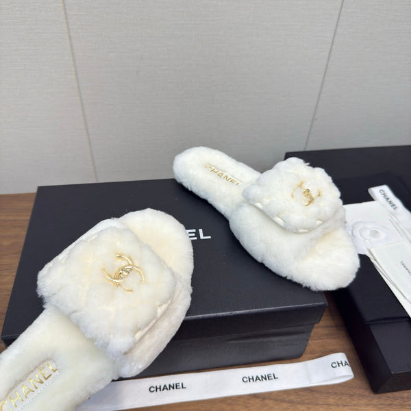 Chanel 25 Slipper White Smooth Lambwool 465603