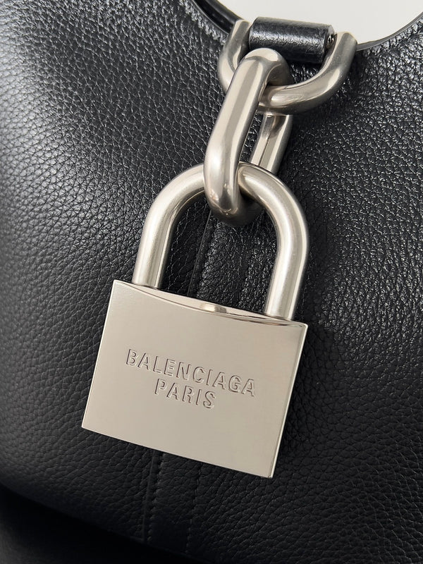 SILVER LOCKER SHOULDER BAG 24 IN BLACK CALFSKIN