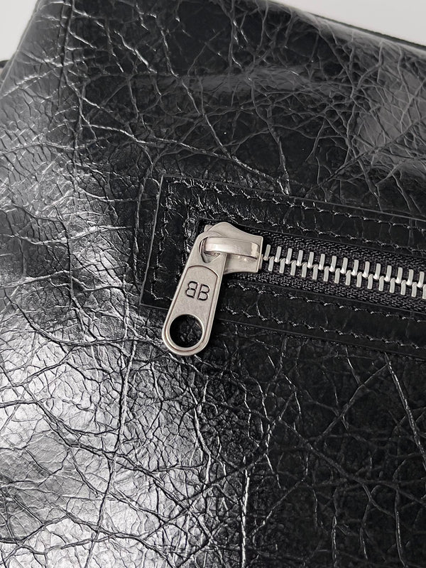 SUPERBUSY MESSENGER BAG 33 IN BLACK ARENA LAMBSKIN