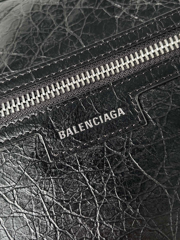 SUPERBUSY MESSENGER BAG 33 IN BLACK ARENA LAMBSKIN