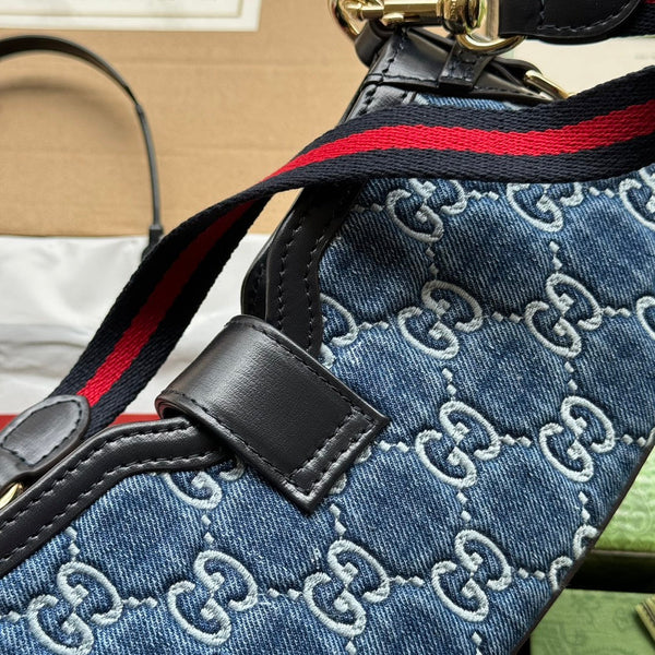 BORSA A TRACOLLA MOON SIDE 24 IN DENIM GOFFRATO BLU E BORDI IN PELLE DI VITELLO NERA, FERRAMENTA ORO