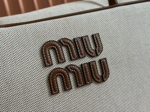 BORSA BEAU CON MANICO 34 IN TELA BIANCA E FINITURE IN PELLE DI VITELLO MARRONE NOCE