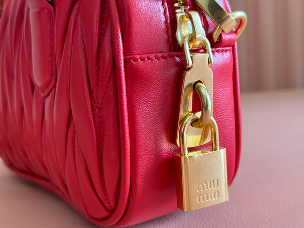 BORSA ARCADIE MATELASSÉ 19 IN VITELLO ROSSO CERISE HARDWARE ORO