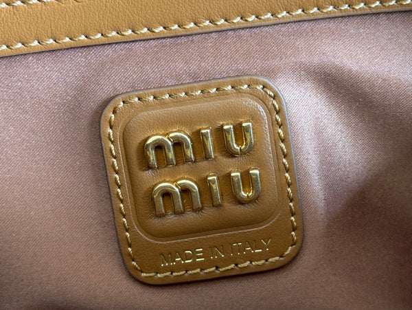 Borsa a mano Miu Beau 29 in pelle marrone 239692