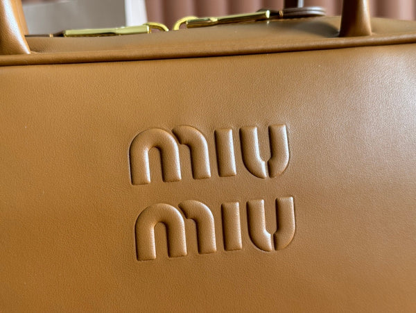 Borsa a mano Miu Beau 29 in pelle marrone 239692