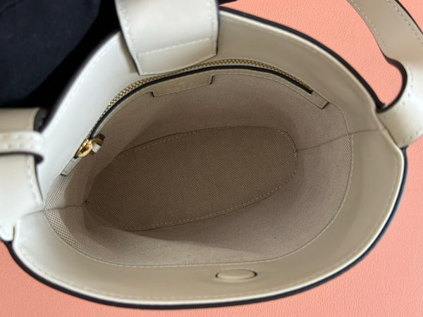 Gucci Sac seau mini 73 cuir lisse blanc 244429