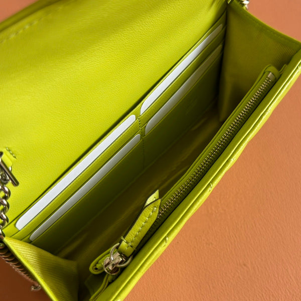 Portafoglio Gucci Marmont Chain in pelle di vacchetta verde 254974