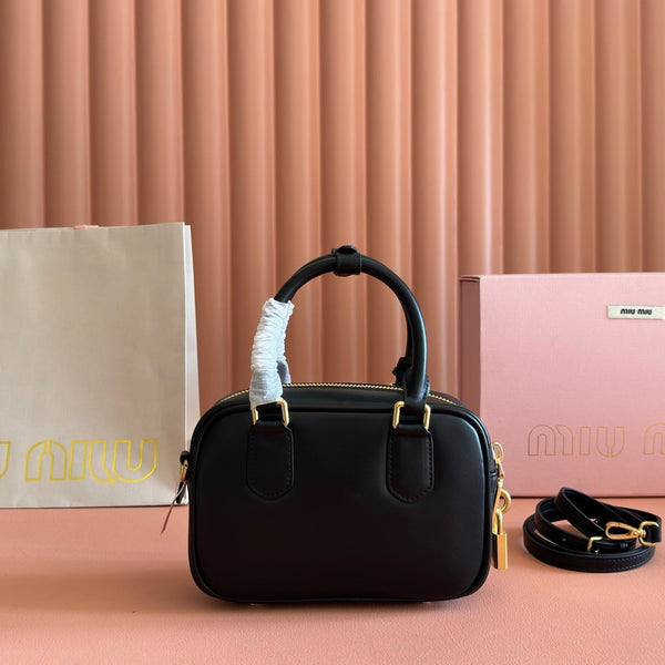 Sac à main Miu Arcadie Small 19cm en cuir de vachette noir 280989