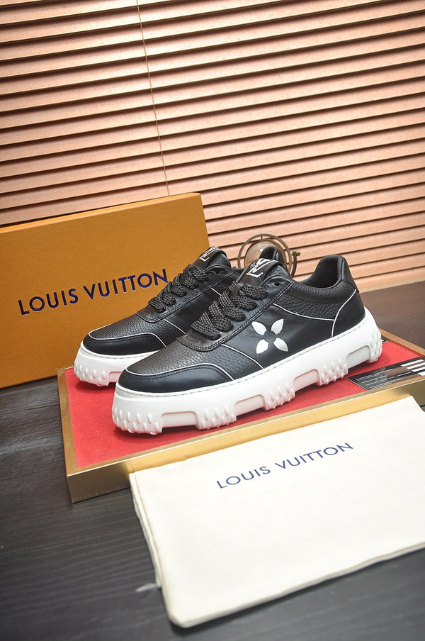 LV TRAINER NERO IN PELLE DI VITELLO CON MONOGRAMMA