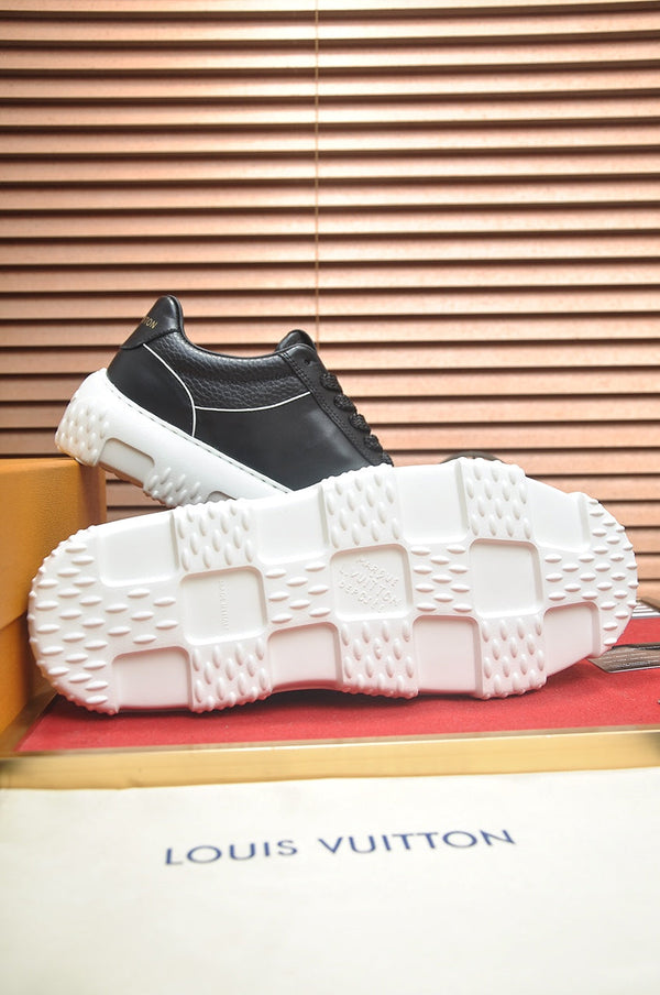 LV TRAINER NERO IN PELLE DI VITELLO CON MONOGRAMMA