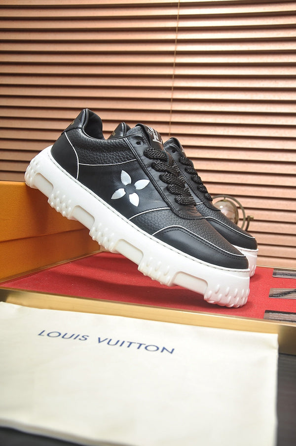 LV TRAINER NERO IN PELLE DI VITELLO CON MONOGRAMMA