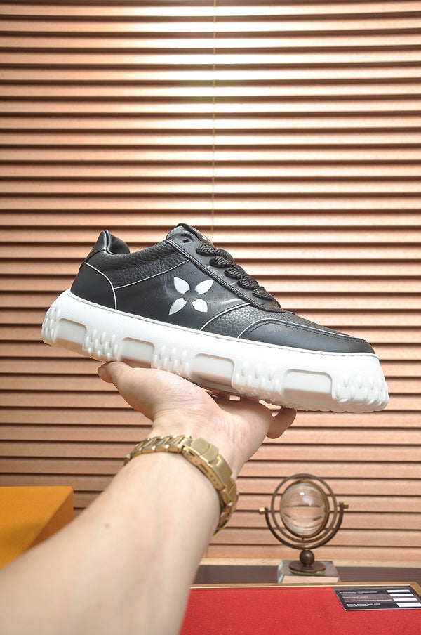 LV TRAINER NERO IN PELLE DI VITELLO CON MONOGRAMMA