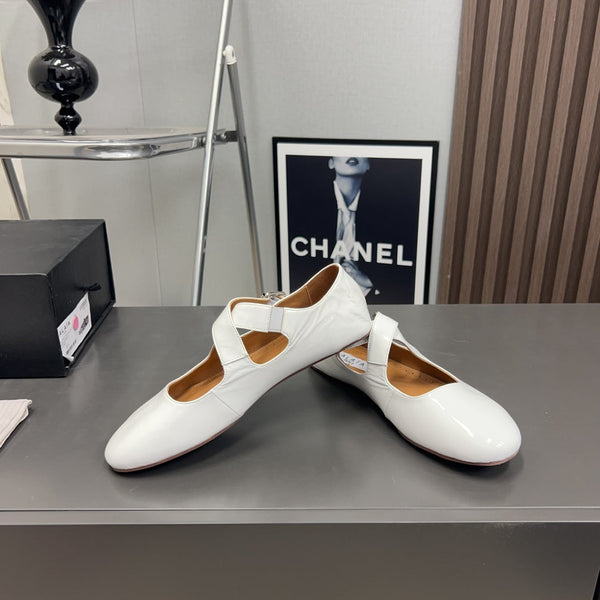 Alaila Criss Cross Ballet Flats In White Glossy Calfskin 996029