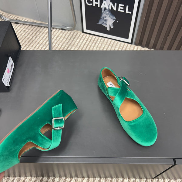 Alaila Criss Cross Ballet Flats In Green Velvet 996047