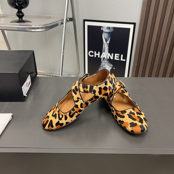 Alaila Criss Cross Ballet Flats In Beige Lambskin 996059