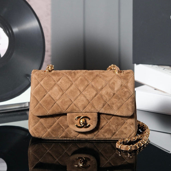 Borsa classica con patta 20 cm in pelle scamosciata marrone e finiture dorate