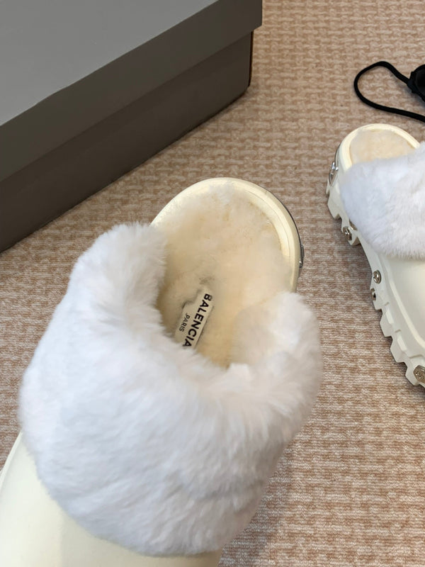 PLATFORM MULES IN BEIGE RUBBER MIX RABBIT FUR SILVER HARDWARE