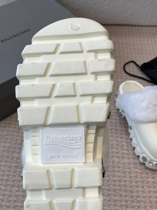 PLATFORM MULES IN BEIGE RUBBER MIX RABBIT FUR SILVER HARDWARE