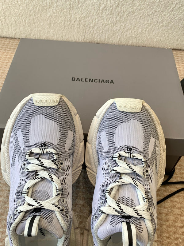 UNDER ARMOUR 3XL KNIT SNEAKER IN LIGHT GRAY WHITE AND BLACK POLYESTER