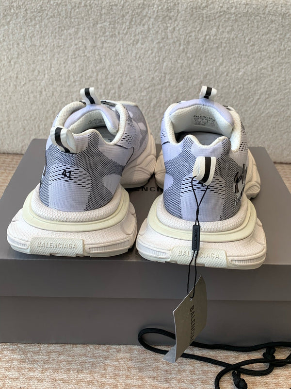 UNDER ARMOUR 3XL KNIT SNEAKER IN LIGHT GRAY WHITE AND BLACK POLYESTER