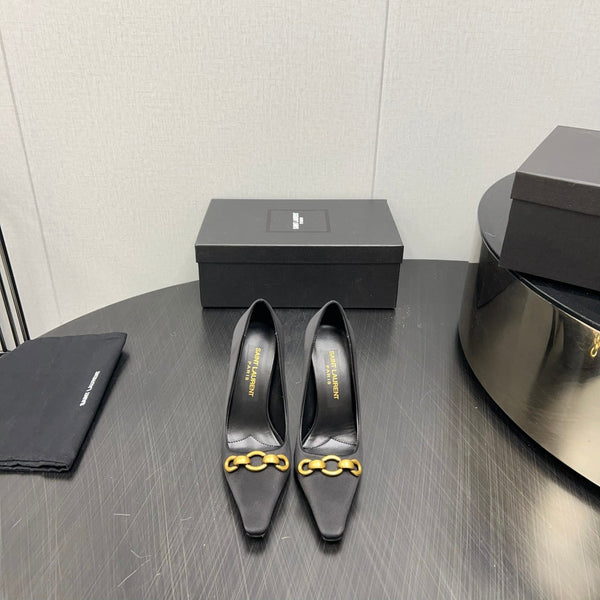 HIGH PUMPS IN BLACK SILK ATTACHED GOLD CHAIN