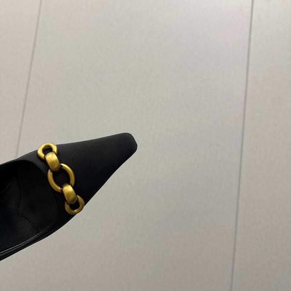 HIGH PUMPS IN BLACK SILK ATTACHED GOLD CHAIN
