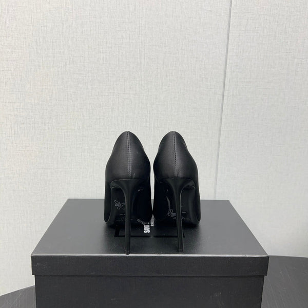 HIGH PUMPS IN BLACK SILK ATTACHED GOLD CHAIN