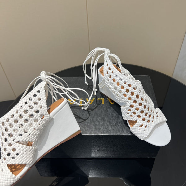 Sandali con zeppa intrecciata a punta tonda Alaia 25 da 75 mm in pelle intrecciata bianca 433566