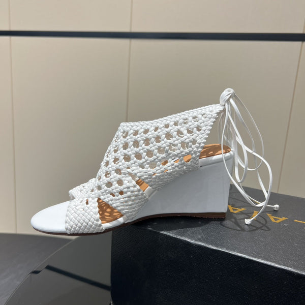 Sandali con zeppa intrecciata a punta tonda Alaia 25 da 75 mm in pelle intrecciata bianca 433566