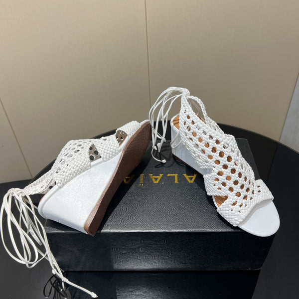 Sandali con zeppa intrecciata a punta tonda Alaia 25 da 75 mm in pelle intrecciata bianca 433566