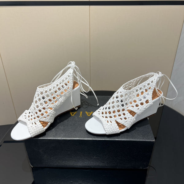 Sandali con zeppa intrecciata a punta tonda Alaia 25 da 75 mm in pelle intrecciata bianca 433566