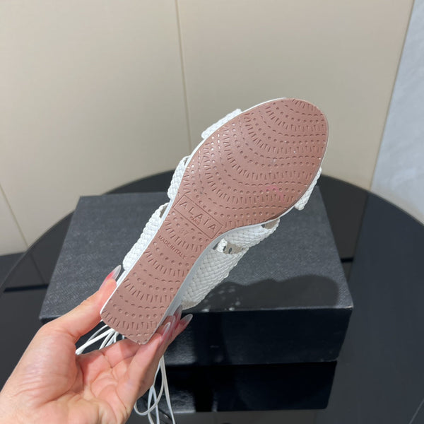 Sandali con zeppa intrecciata a punta tonda Alaia 25 da 75 mm in pelle intrecciata bianca 433566