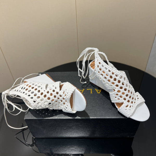 Sandali con zeppa intrecciata a punta tonda Alaia 25 da 75 mm in pelle intrecciata bianca 433566