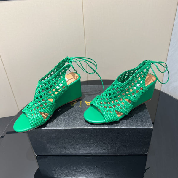 Sandali con zeppa intrecciata a punta tonda Alaia 25 da 75 mm in pelle intrecciata verde 433567