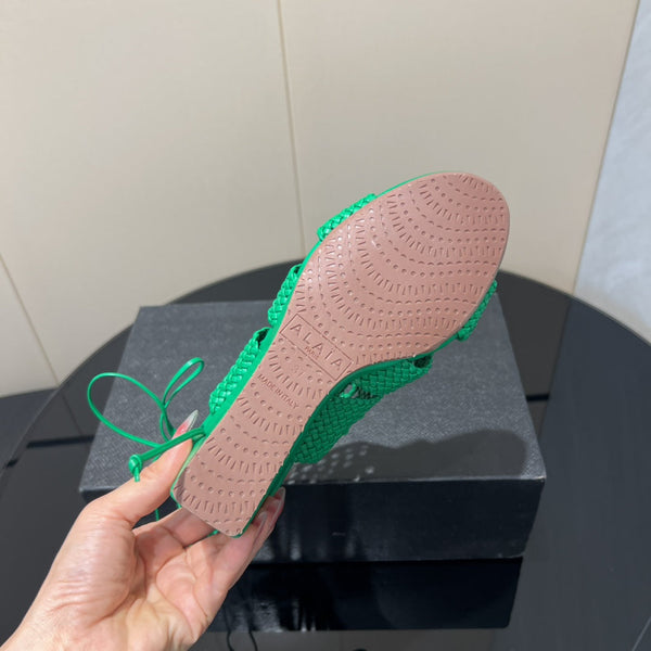 Sandali con zeppa intrecciata a punta tonda Alaia 25 da 75 mm in pelle intrecciata verde 433567