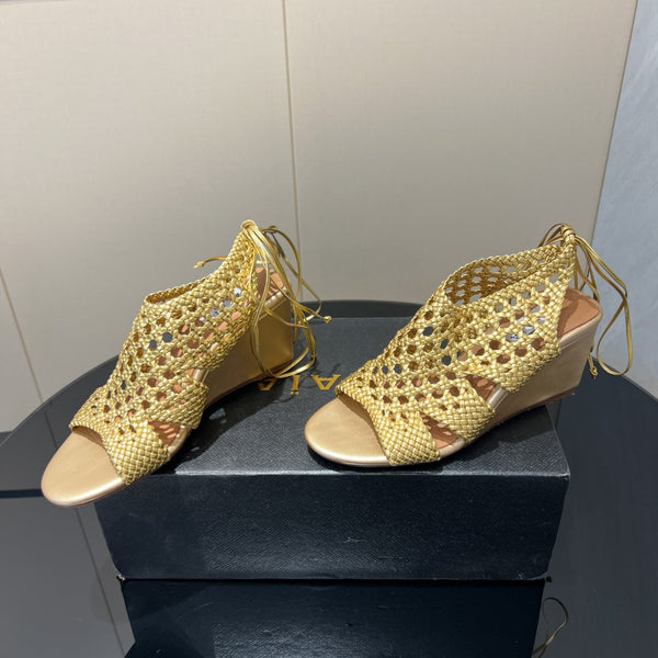 Sandali con zeppa intrecciata a punta tonda Alaia 25, 75 mm, in pelle intrecciata metallizzata oro433569