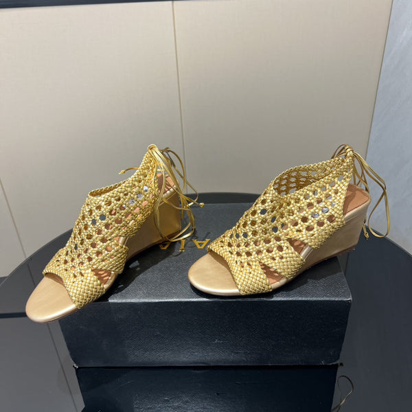 Sandali con zeppa intrecciata a punta tonda Alaia 25, 75 mm, in pelle intrecciata metallizzata oro433569