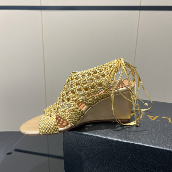 Sandali con zeppa intrecciata a punta tonda Alaia 25, 75 mm, in pelle intrecciata metallizzata oro433569