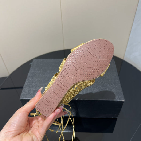 Sandali con zeppa intrecciata a punta tonda Alaia 25, 75 mm, in pelle intrecciata metallizzata oro433569