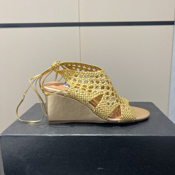 Sandali con zeppa intrecciata a punta tonda Alaia 25, 75 mm, in pelle intrecciata metallizzata oro433569