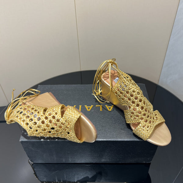 Sandali con zeppa intrecciata a punta tonda Alaia 25, 75 mm, in pelle intrecciata metallizzata oro433569