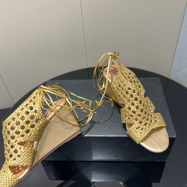 Sandali con zeppa intrecciata a punta tonda Alaia 25, 75 mm, in pelle intrecciata metallizzata oro433569