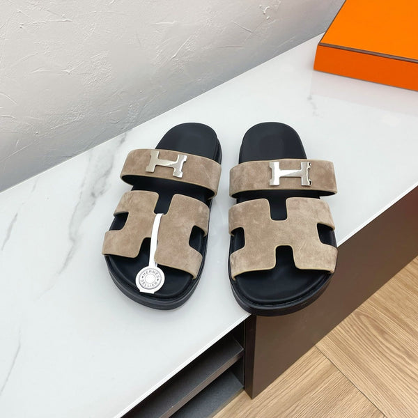 SANDALO CIPRIA IN CAMOSCIO GRIGIO CHIARO CON FIBBIA H